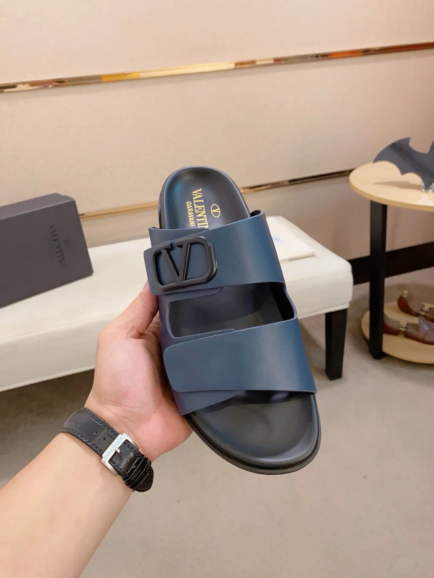 Men's shoes💰: 440💰[Valentino] New men's boutique slippers, counter quality, classic plaid, the actual workmanship is quite complex🔰The uppers are made of imported fabrics➕🐑Sheepskin lining, which tests the craftsman's craftsmanship➕original PU outsole. Size: 38-44 (45 can be customized, non-refundable)